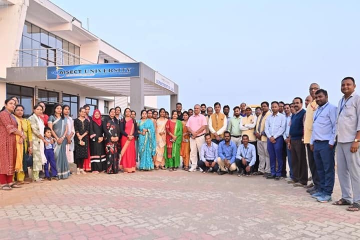 https://cache.careers360.mobi/media/colleges/social-media/media-gallery/1649/2023/11/27/Campus Entrance View of AISECT University Hazaribagh_Campus-View.jpg